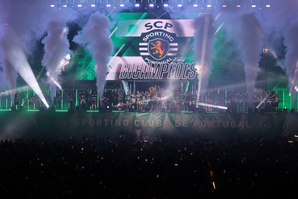 Jogadores do Sporting chegam ao Marquês perante milhares de pessoas