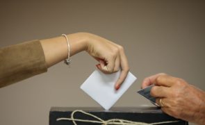 Mesas de voto abriram às 08h00 no continente e na Madeira e encerram às 19h00