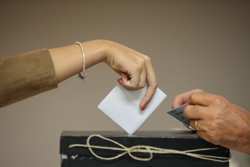 Mesas de voto abriram às 08:00 no continente e na Madeira e encerram às 19:00