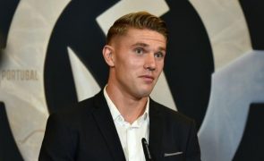 Viktor Gyökeres Habemus foto! Craque do Sporting surge animado ao lado de Inês Aguiar no Marquês de Pombal