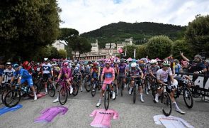 Van Aert completa trilogia e Del Toro veste a rosa em acidentada etapa do Giro