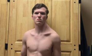 O Homem Torto - Influencer de 19 anos viraliza ao treinar apenas um lado do corpo (VÍDEO)