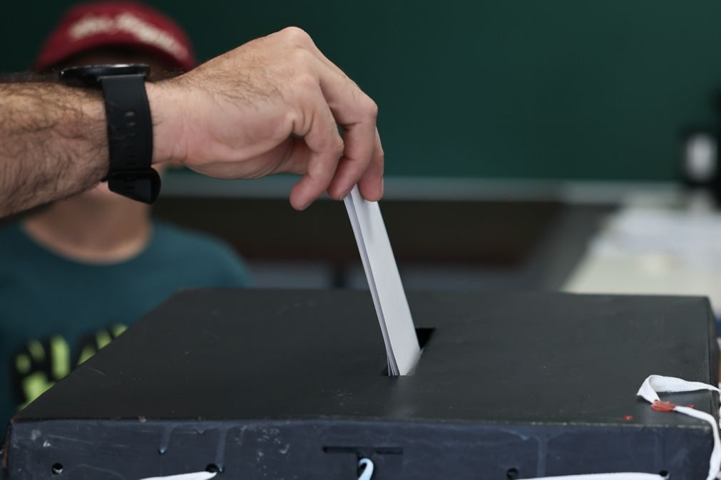 Chegaram 12,2% dos votos dos emigrantes, que podem desempatar PS e Chega