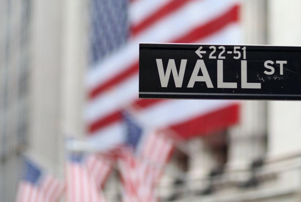 Wall Street abre em queda após Moody's baixar 'rating' dos EUA