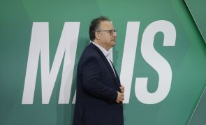 Assis defende eleições internas só após autárquicas e diálogo entre PS e AD