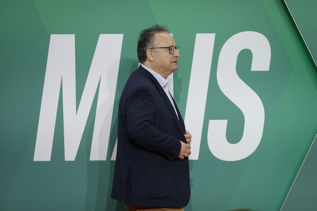 Assis defende eleições internas só após autárquicas e diálogo entre PS e AD