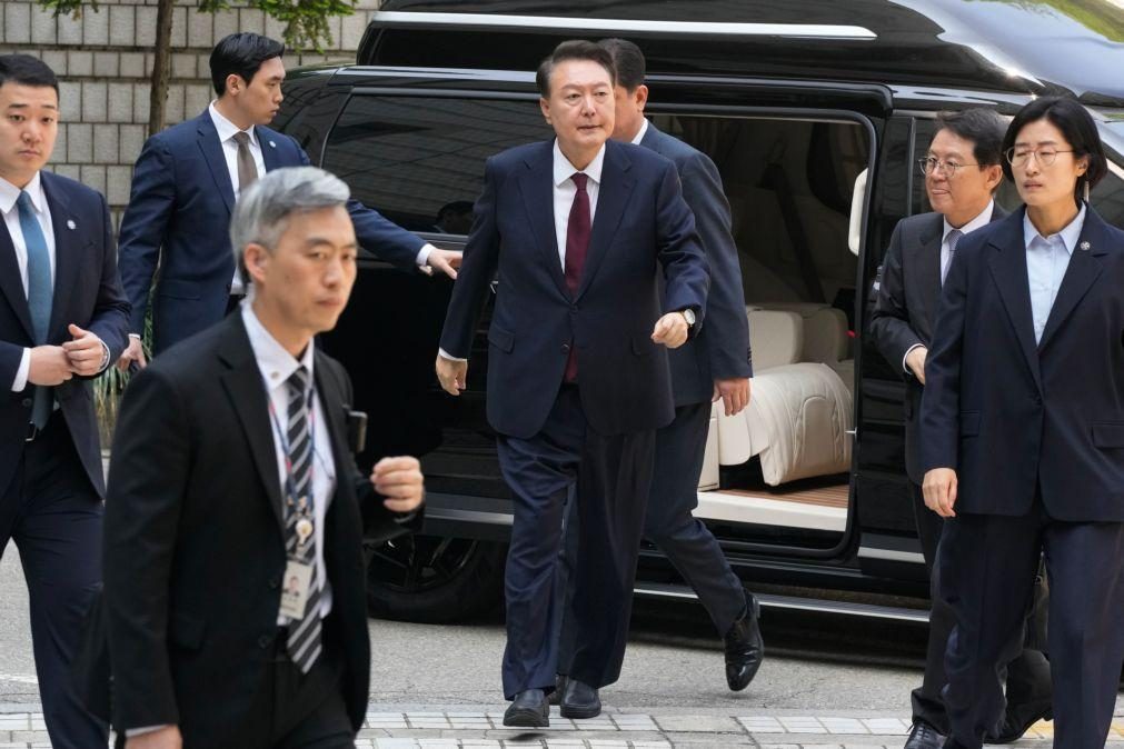 Polícia da Coreia do Sul quer deter jornalista por artigo falso sobre lei marcial