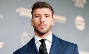 Rúben Dias Após assumir novo amor, recebe indiretas da ex-namorada April Ivy? 
