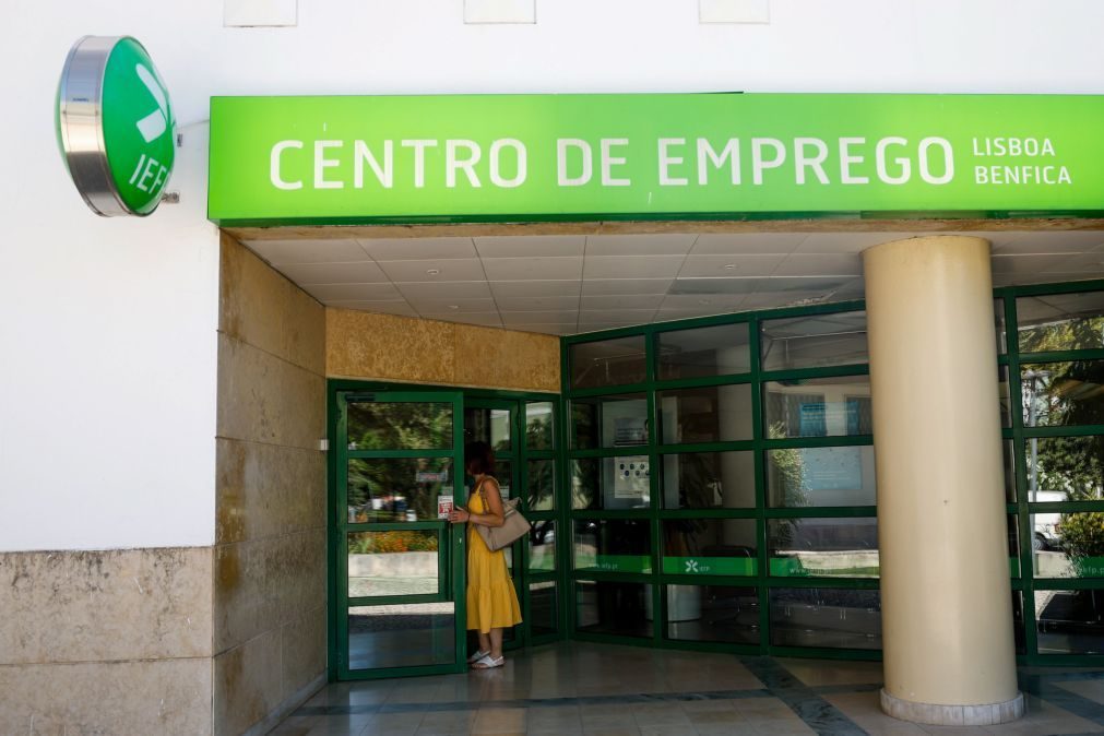 Número de casais com ambos desempregados recua 4,3% em abril para 4.832