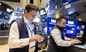 Wall Street fecha em baixa devido à incógnita na política orçamental e comercial