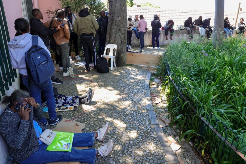 Imigrantes em Portugal esperam dias e dormem na rua para validar documentos
