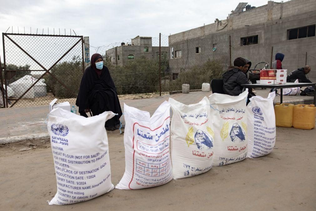 Camiões com ajuda humanitária começaram a distribuir farinha em Gaza