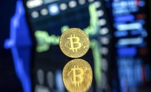 Bitcoin atinge novo máximo histórico de quase 112 mil dólares