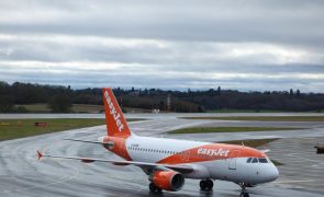 Prejuízos da easyJet chegam aos 344 milhões de euros no 1.º semestre do ano fiscal