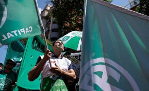 Sindicatos protestam contra decreto que limita direito à greve na Argentina