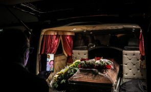 Agentes funerários enfrentam desafios emocionais, mas ganham força no reconhecimento