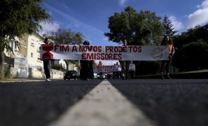 Grupo Climáximo coloca faixa contra aeroporto no Campo de Tiro de Alcochete