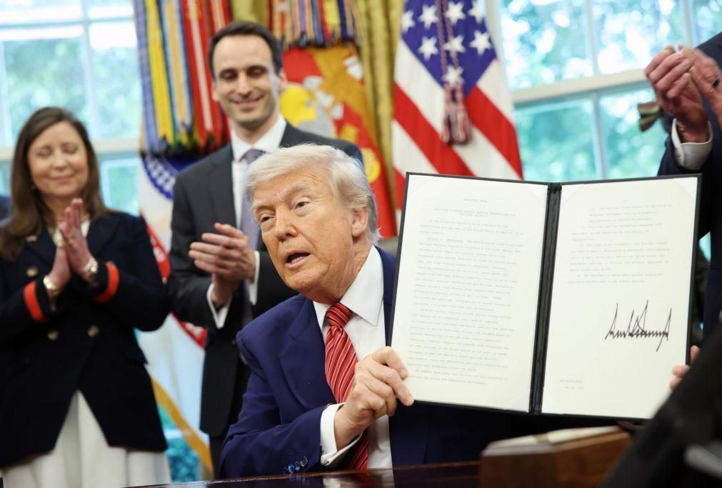 Trump assina ordens executivas para
