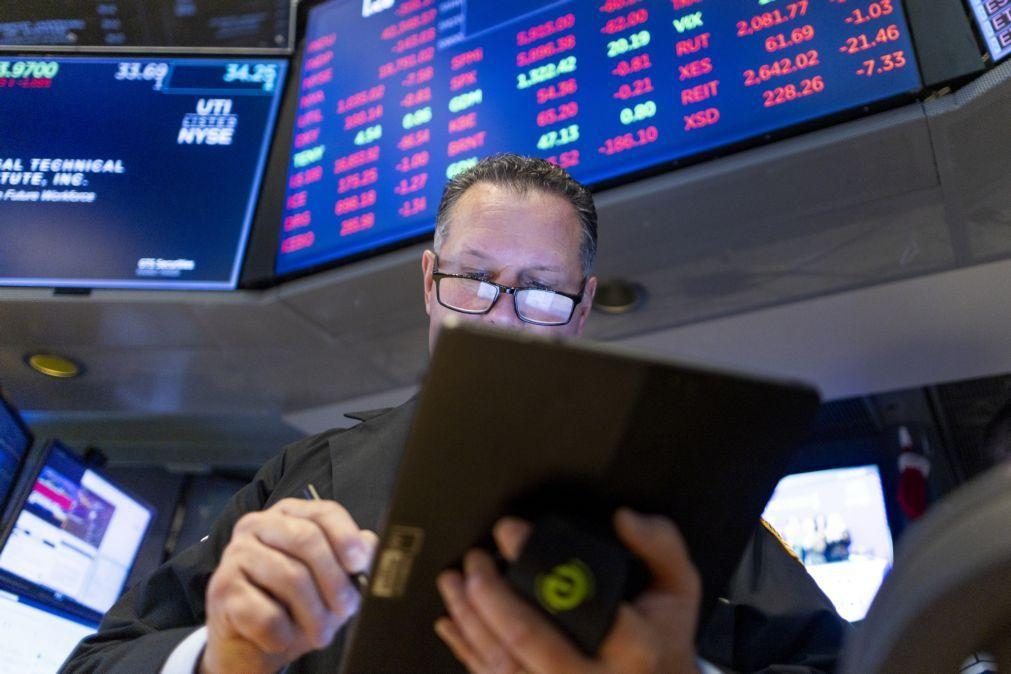 Wall Street fecha em baixa após Trump sugerir taxas alfandegárias sobre UE e Apple