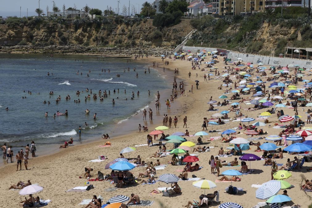 Especialistas alertam que protetores solares protegem a pele mas não o ambiente