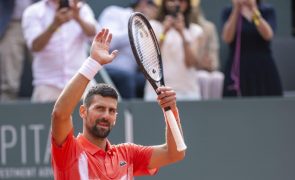 Tenista Novak Djokovic chega aos 100 troféus com vitória no torneio de Genebra