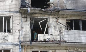 Ataque de 'drones' russos deixa pelo menos 11 feridos na capital da Ucrânia