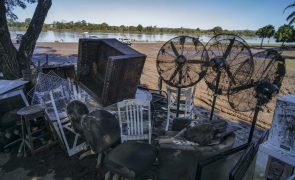 Helicópteros entregam alimentos a agricultores isolados após cheias na Austrália