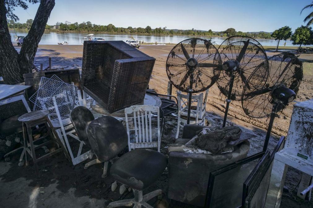 Helicópteros entregam alimentos a agricultores isolados após cheias na Austrália