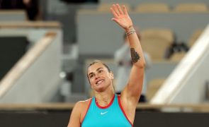 Número um mundial Aryna Sabalenka qualifica-se para a segunda ronda em Roland Garros