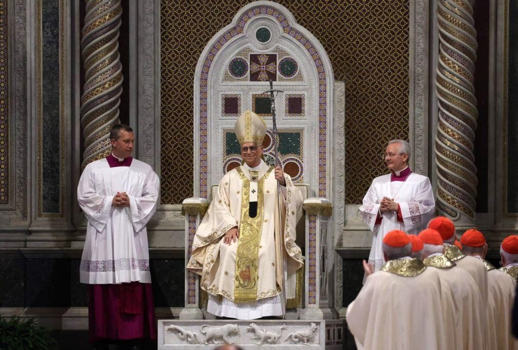 Papa toma posse da cátedra como Bispo de Roma na Basílica de Latrão