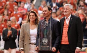 'Pegada' de Nadal marcada em emocionante cerimónia de despedida em Roland Garros