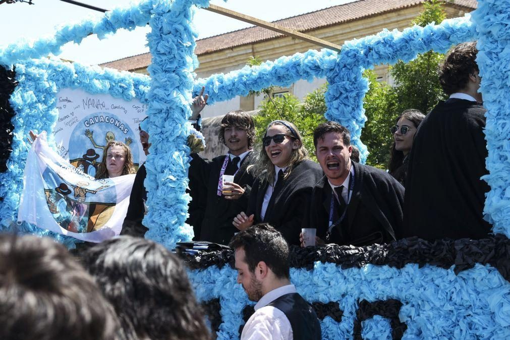 Cortejo da Queima das Fitas de Coimbra muito participado e com mensagens políticas
