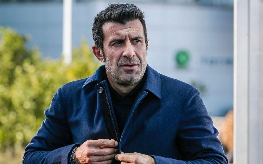Luís Figo Confronta adeptos do Barcelona e faz gesto obsceno após ser chamado 'traidor' (Vídeo)