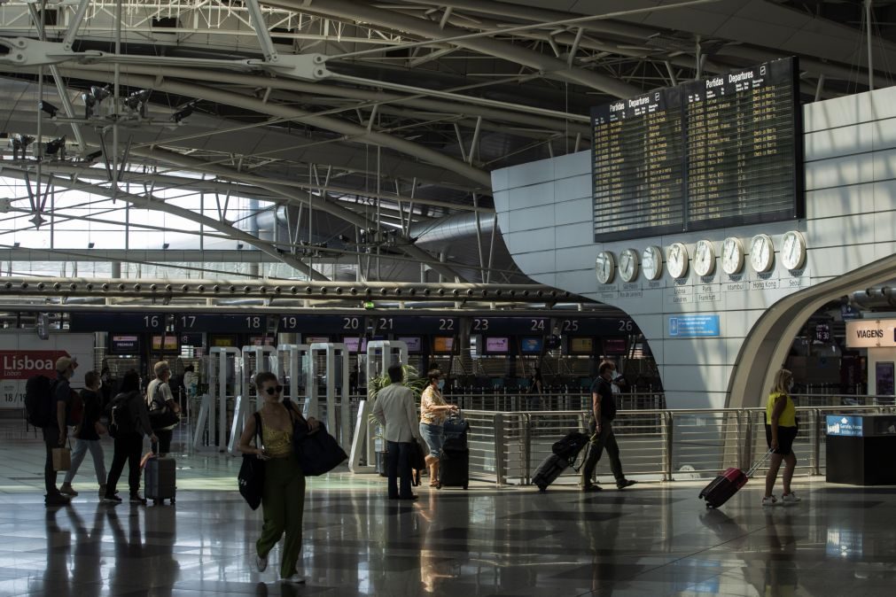 Nevoeiro e sistema inoperacional obrigam voos a divergirem do Aeroporto do Porto