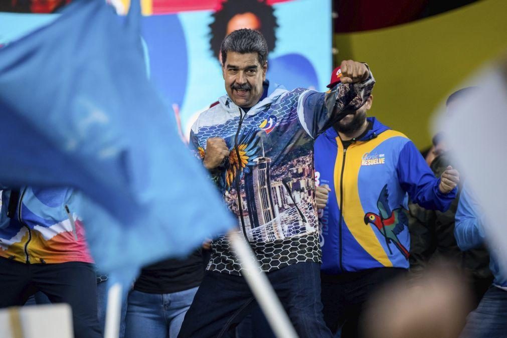 Presidente venezuelano aproveita boicote e alcança maioria esmagadora no Parlamento e regiões