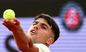 Campeão Carlos Alcaraz qualifica-se para a terceira ronda do Roland Garros