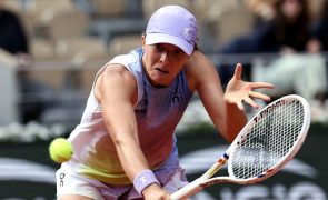 Iga Swiatek garante 3.ª ronda de Roland Garros e mantém-se vitoriosa em Paris