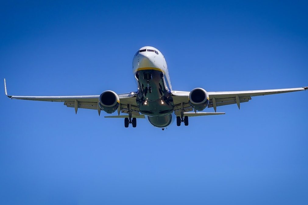 Companhia aérea abre concurso para casal viajar pelo mundo com tudo pago e com... ordenado