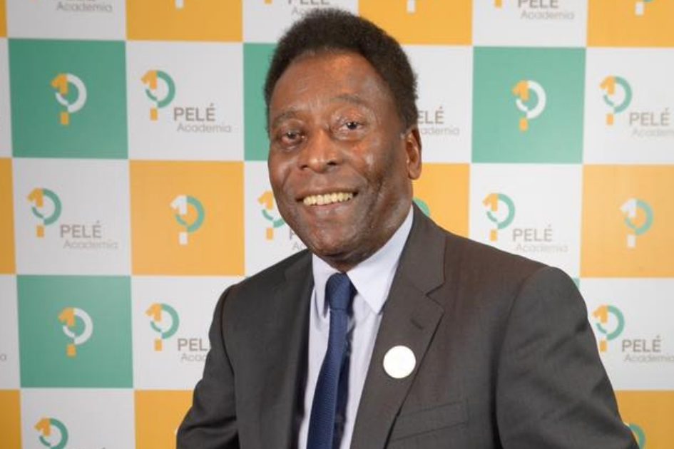 Pelé internado de urgência