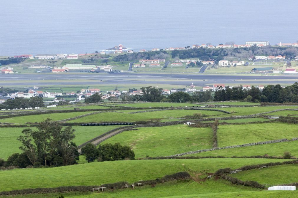 Avião aterra de emergência na base das Lajes, passageiro morre