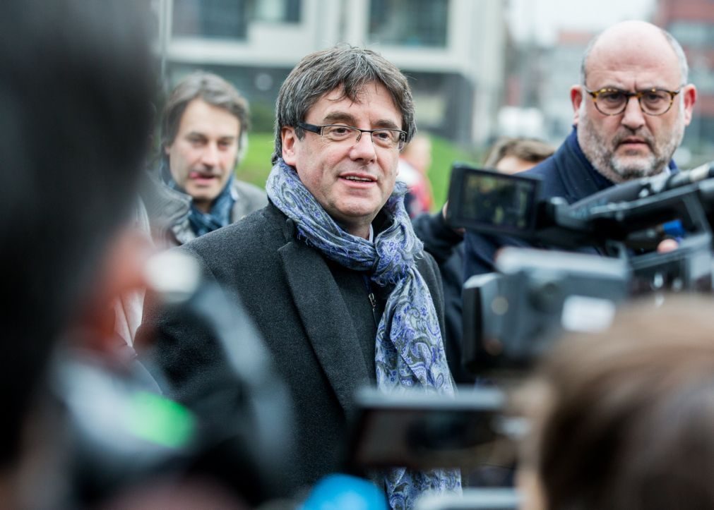 Espanha vai evitar regresso de Puigdemont, mesmo se escondido num porta-bagagens