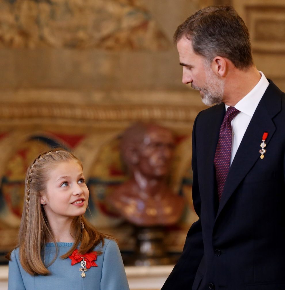 Rei de Espanha condecora herdeira Leonor, de 12 anos