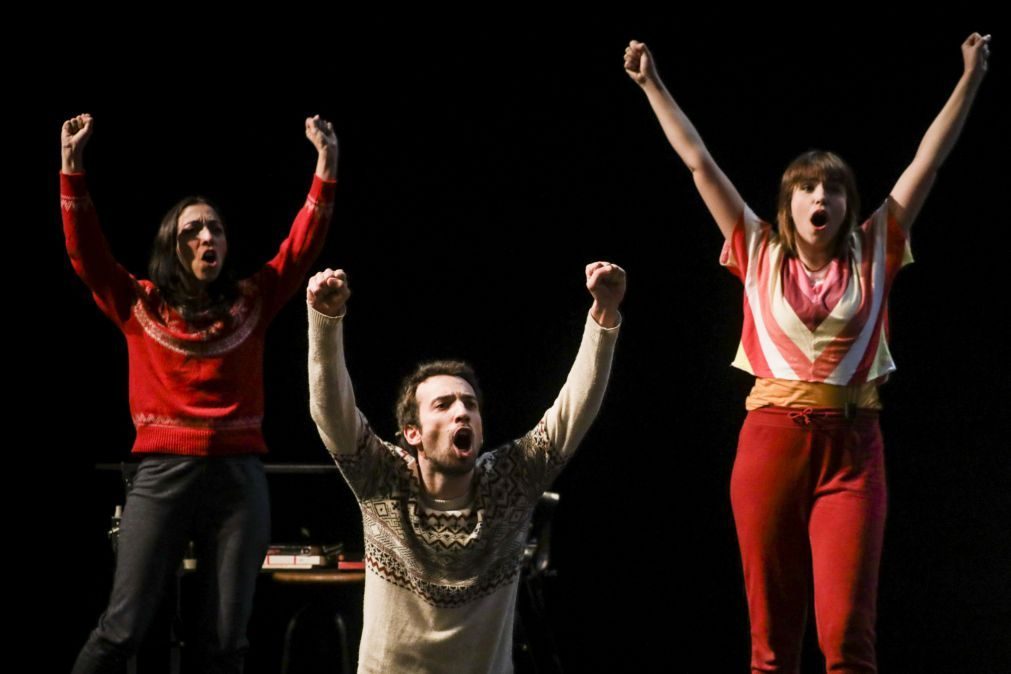 A reflexão sobre o trabalho operário veste termotebe no palco do Teatro D. Maria II