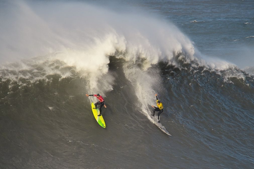 Nic Von Rupp e Alex Botelho nas semifinais do Nazaré Challenge