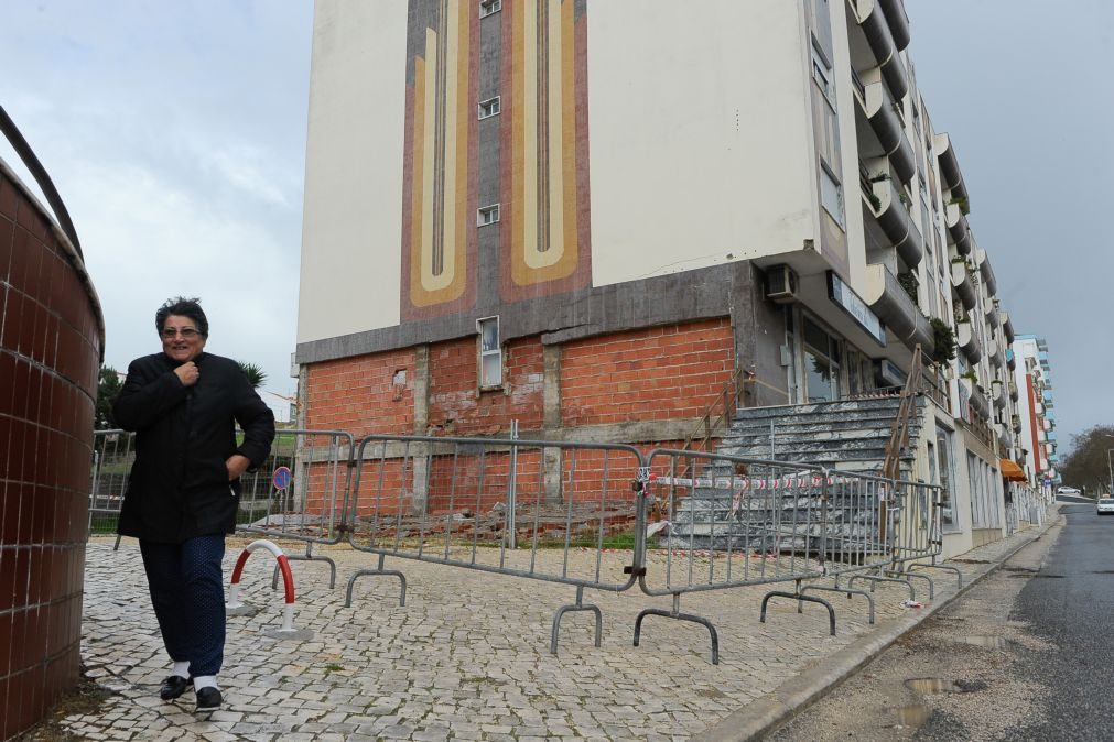 Prédio em risco de colapso devido ao mau tempo