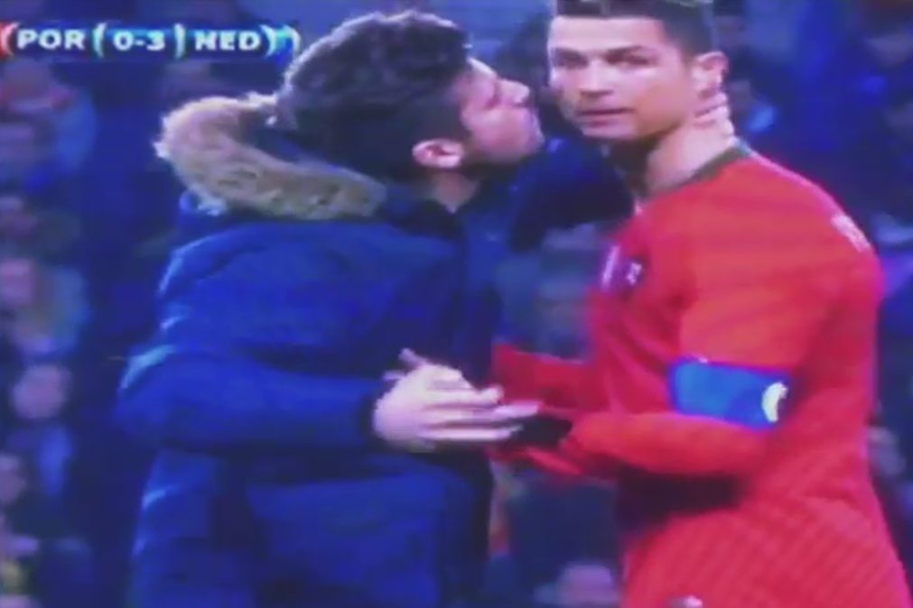 Adepto invade campo no Portugal-Holanda e tenta beijar CR7 na boca [vídeo]