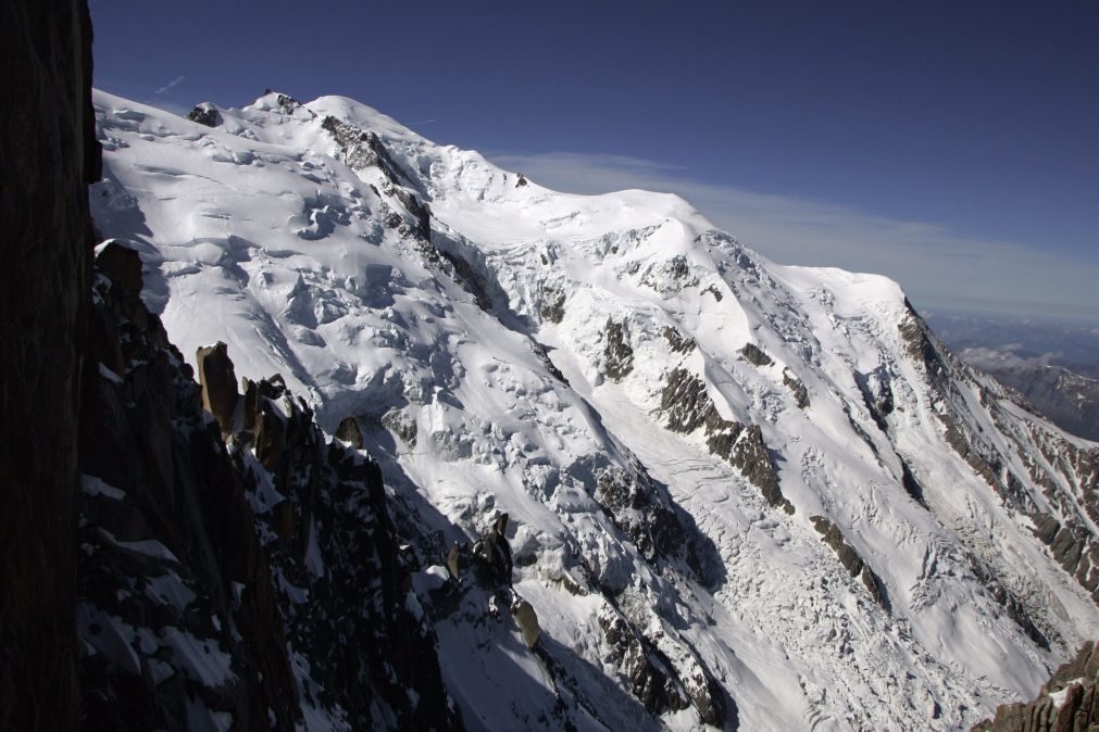 Um morto e três feridos em avalanche nos Alpes franceses