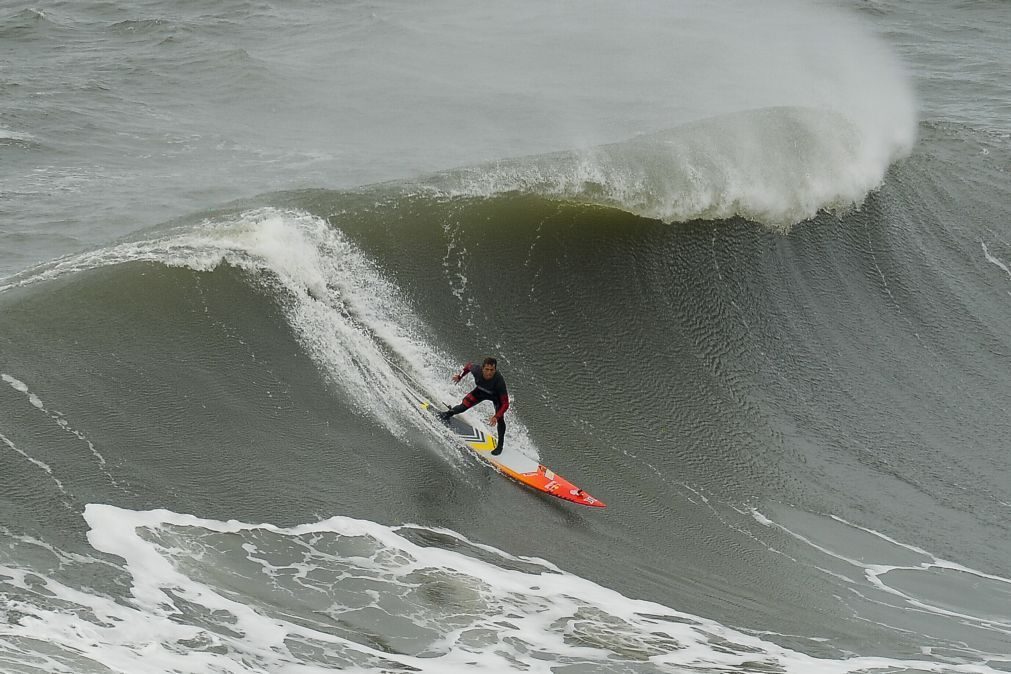 Dez ondas gigantes da Nazaré candidatas a prémios da liga mundial de surf