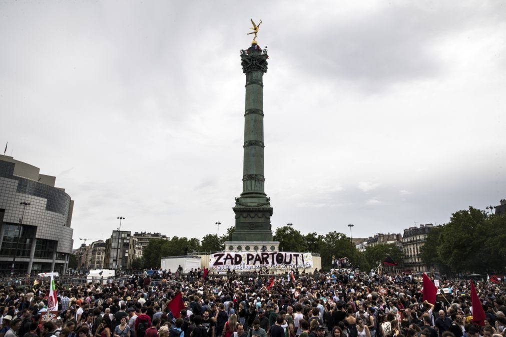 Manifestações contra Macron juntam 250 mil pessoas