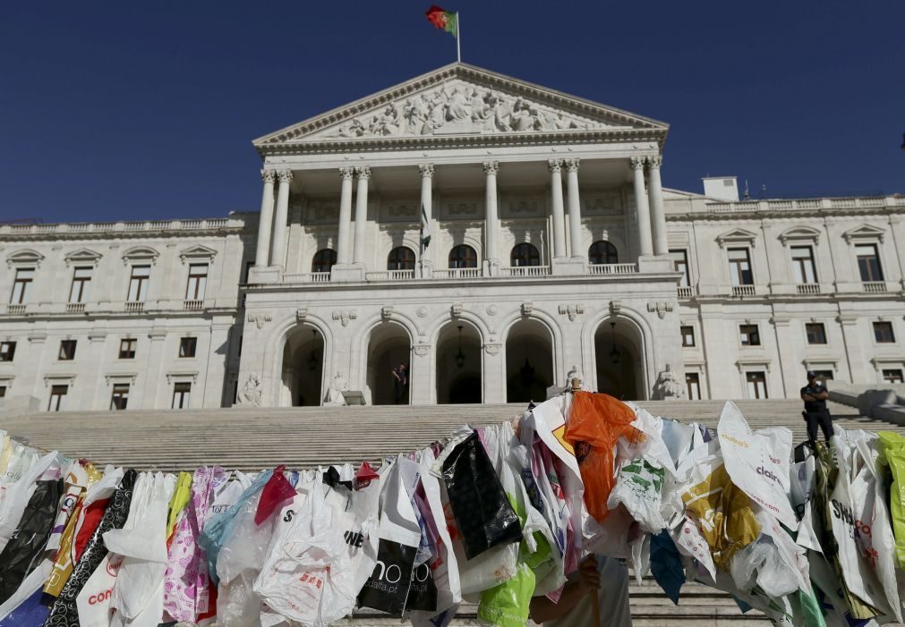 Sacos de plástico mais espessos também podem vir a ser pagos